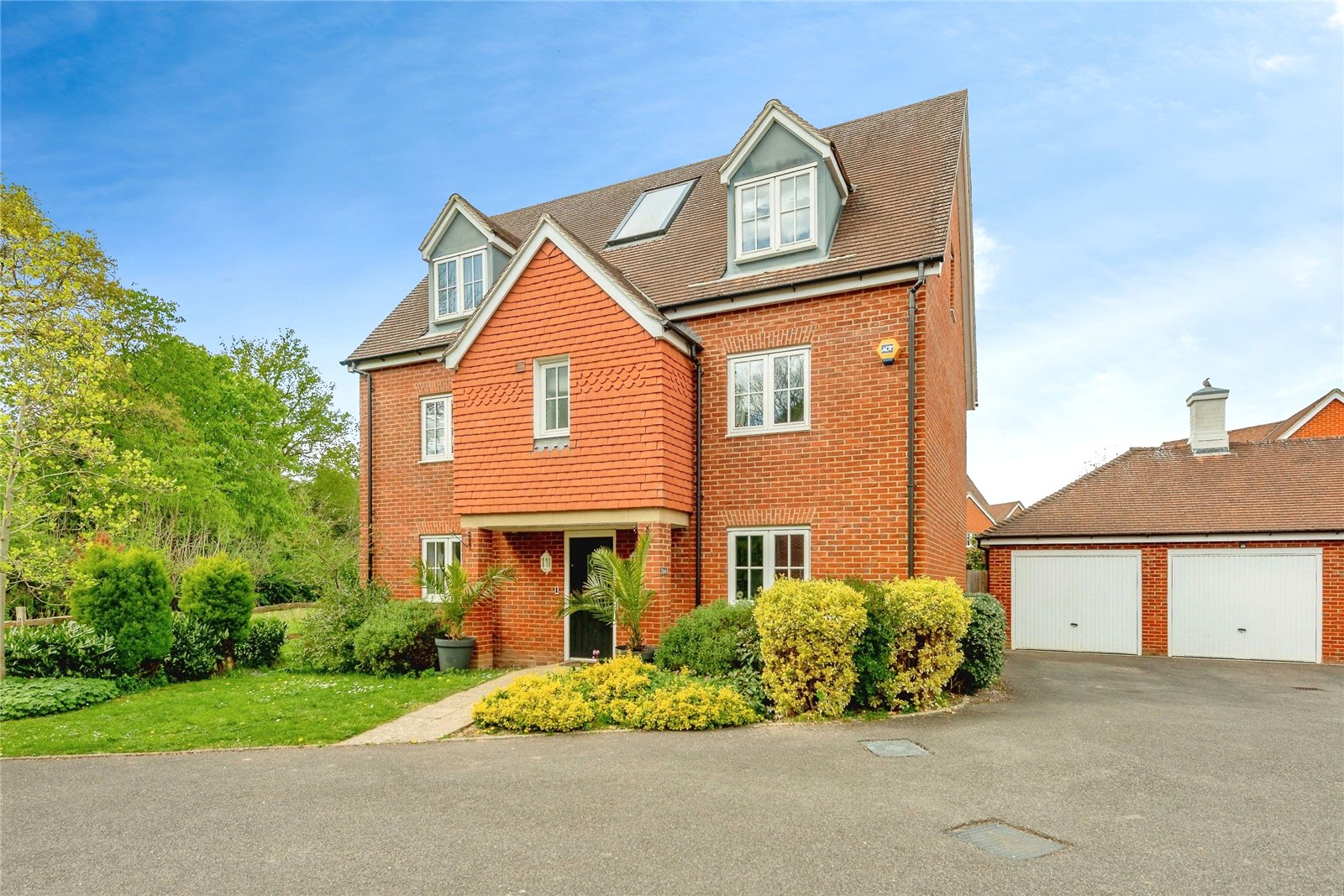 Railfield Gardens, Horley, Surrey, RH6 9FY